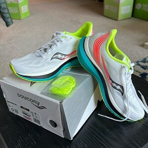 NEW Women’s Saucony Endorphin Pro - Size 9